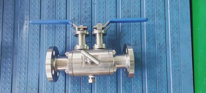 Forlænget motorhjelm, dobbeltblok og udluftningskugleventil